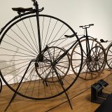 Un fameux grand bi, ancêtre de la bicyclette d'aujourd'hui, est exposé au Musée Rath. KEYSTONE/SALVATORE DI NOLFI
